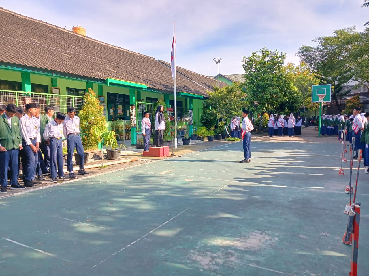 Upacara Bendera Hari Senin, Pembina Sampaikan Semangat Kartini dan Motivasi TKAD bagi Siswa Kelas IX